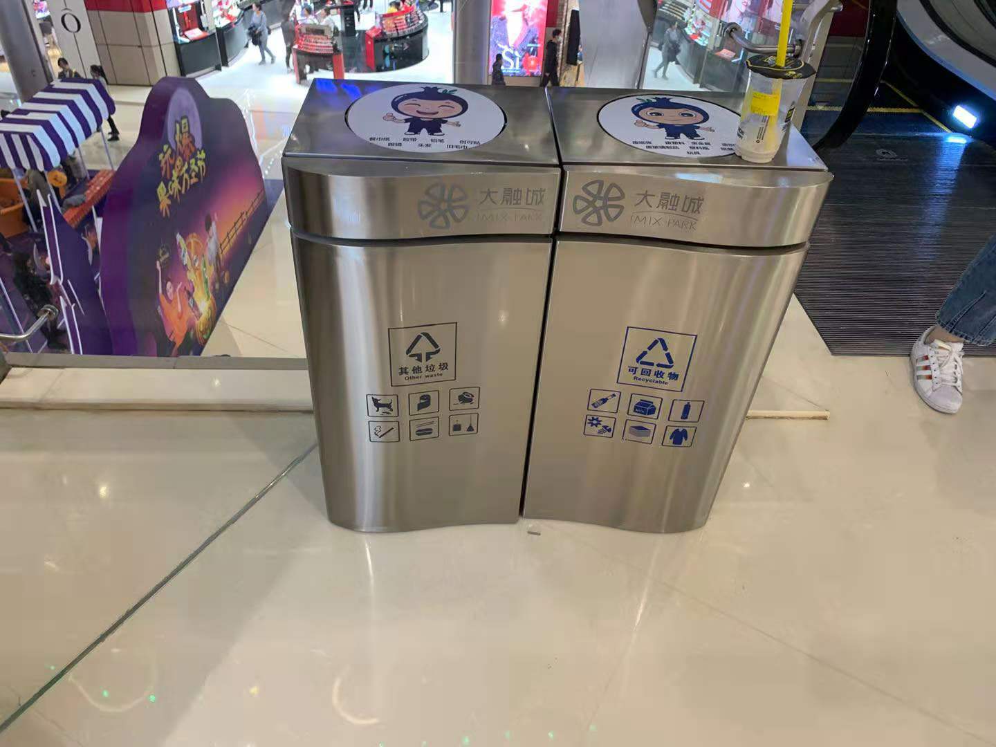 西安大融城購(gòu)買一批雙分類不銹鋼垃圾桶不一樣的感覺